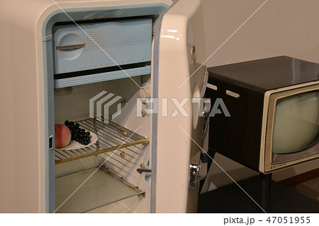レトロな冷蔵庫とテレビ 47051955