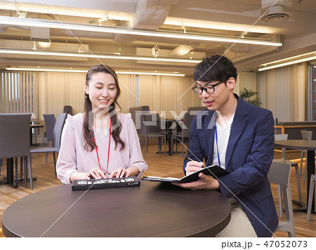 日本ユニバーサルマナー協会監修素材　視覚障害者のビジネスウーマンのミィーティングシーン 47052073