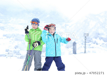 スキーを楽しむ子供達 47052271
