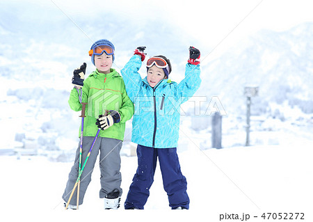 スキーを楽しむ子供達 47052272