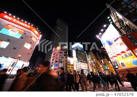 日本の東京都市景観　外国人観光客らで賑わう秋葉原の電気街。平成最後のお正月＝平成３１年１月１日撮影 47052379
