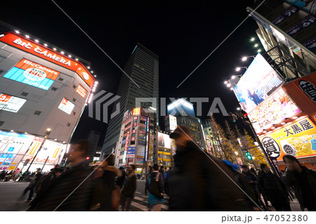 日本の東京都市景観　外国人観光客らで賑わう秋葉原の電気街。平成最後のお正月＝平成３１年１月１日撮影 47052380