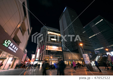 日本の東京都市景観　秋葉原駅前の人混みと正月休みのオフィス。平成最後のお正月＝平成３１年１月１日撮影 47052522