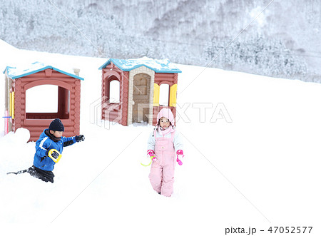 雪遊びをする幼児 雪遊びをする幼児 47052577
