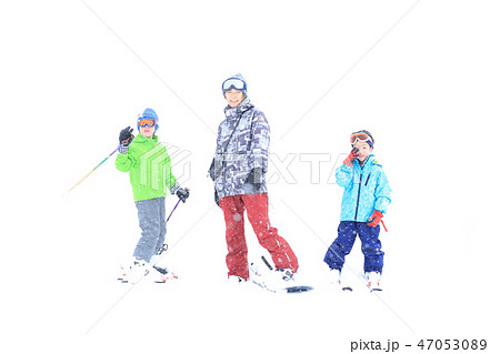スキーを楽しむ家族 スキーを楽しむ家族 47053089