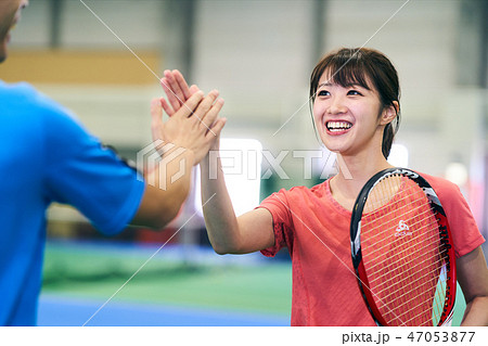 テニス　ハイタッチ 47053877