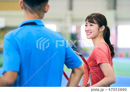 テニスをする男女 テニスをする男女 47053890