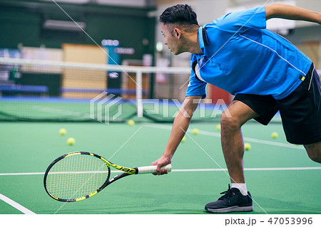 テニスをする男性 47053996
