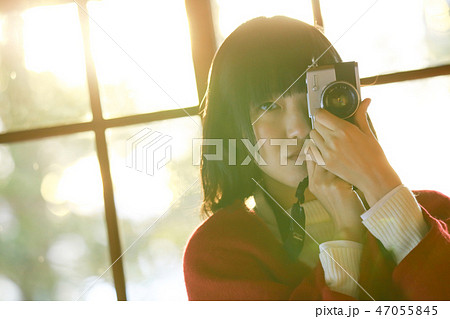 撮影する女性 47055845