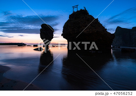 《北海道》えびす岩と大黒岩・薄明 47056252