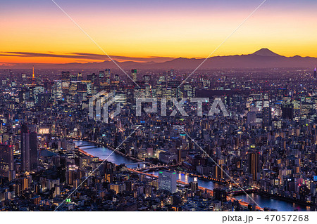《日本の絶景》東京の夜景・富士山を望む《スカイツリー展望台より》 47057268