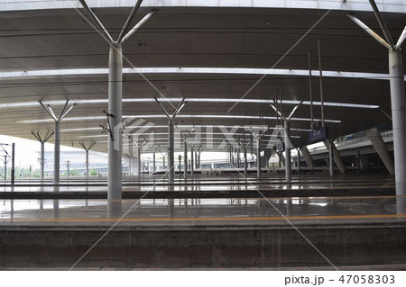 中国 杭州東駅のプラットホーム 中国 杭州東駅のプラットホーム 47058303