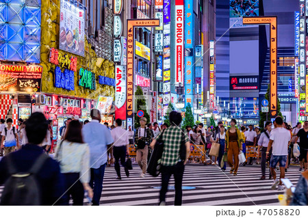 東京 新宿 歌舞伎町 中央通りの風景 東京 新宿 歌舞伎町 中央通りの風景 47058820