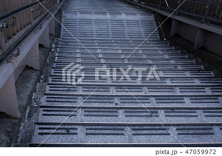 薄暗い歩道橋の階段を見下ろす 47059972