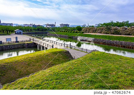 半月堡上から見た枝堀と本堀 47062674