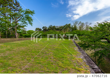半月堡上の土塁と刎ね出し石垣 五稜郭公園 半月堡上の土塁と刎ね出し石垣 五稜郭公園 47062716