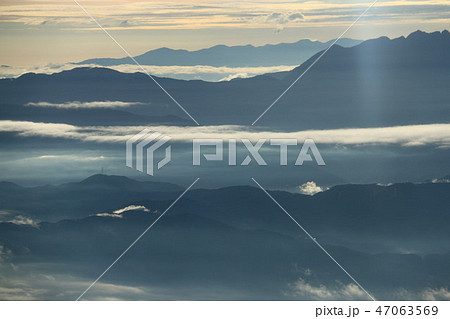 中央アルプス空木岳山頂から　朝の南アルプス遠望 47063569