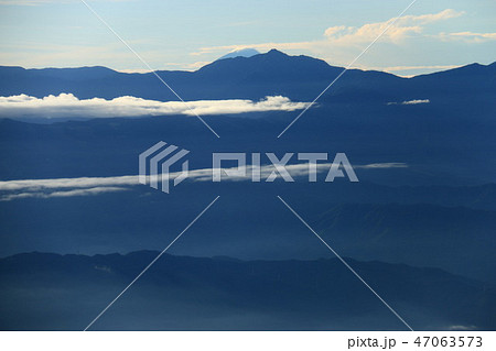 中央アルプス空木岳山頂から　朝の南アルプス遠望　塩見岳と富士山 47063573