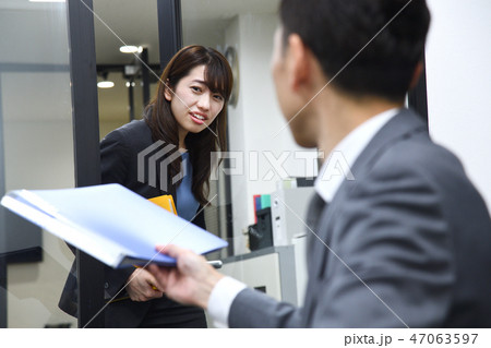 女子社員　上司と部下　ビジネスシーン 47063597