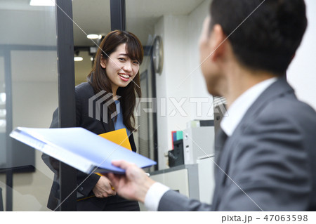 女子社員　上司と部下　ビジネスシーン 47063598