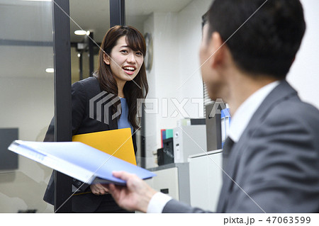 女子社員　上司と部下　ビジネスシーン 47063599