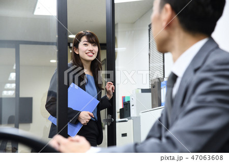 女子社員　上司と部下　ビジネスシーン 47063608