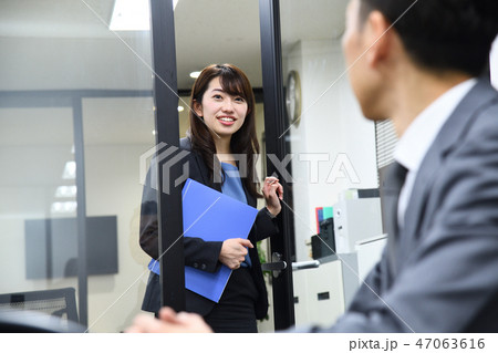 女子社員　上司と部下　ビジネスシーン 47063616