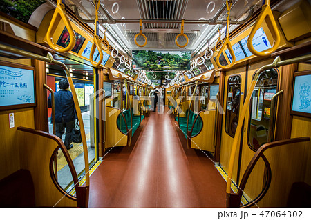 銀座線 黄色いレトロ車両内部の写真素材