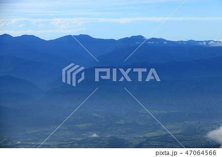 中央アルプス空木岳山頂から 朝の南アルプス遠望 中央アルプス空木岳山頂から 朝の南アルプス遠望 47064566