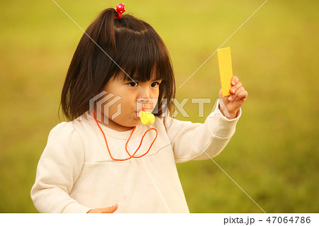 イエローカードを出す女の子 47064786