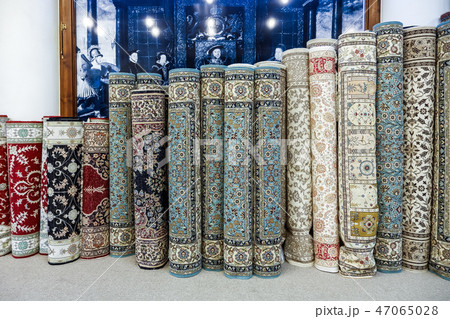 丸め立ち並ぶトルコ絨毯 丸め立ち並ぶトルコ絨毯 47065028