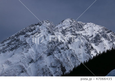 雪の八ヶ岳連峰　赤岳と赤岳頂上山荘　遠景 47066435