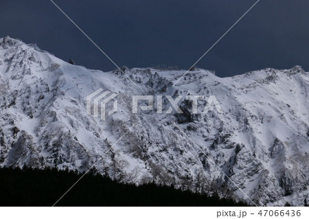 雪の八ヶ岳連峰　地蔵尾根と地蔵ノ頭　赤岳展望荘　遠景 47066436