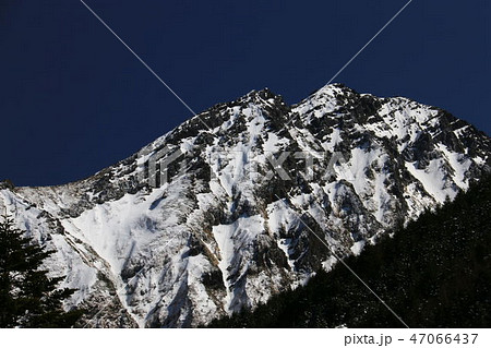 雪の八ヶ岳連峰　赤岳と赤岳頂上山荘　遠景 47066437
