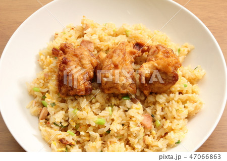 鶏もも唐揚げトッピングチャーハン。 鶏もも唐揚げトッピングチャーハン。 47066863