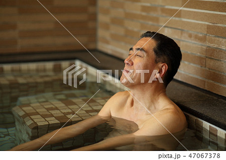 お風呂に浸かる男性 47067378
