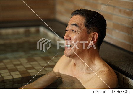 お風呂に浸かる男性 47067380