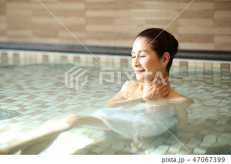 お風呂に浸かる女性 お風呂に浸かる女性 47067399