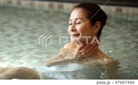 お風呂に浸かる女性 47067400