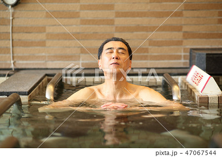 お風呂に入る男性 47067544