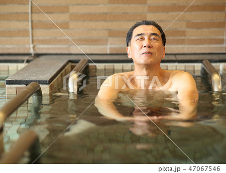 お風呂に入る男性の写真素材
