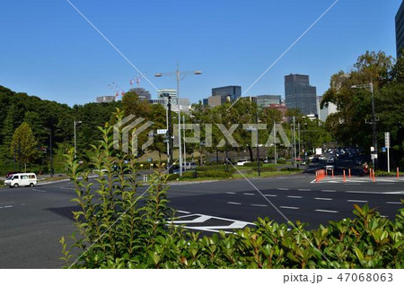 東京都千代田区の、六本木通りの起点となる「国会前」の交差点（内堀通りとの交差点）を撮影した写真 47068063
