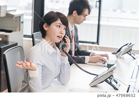 電話する女性 電話する女性 47068632
