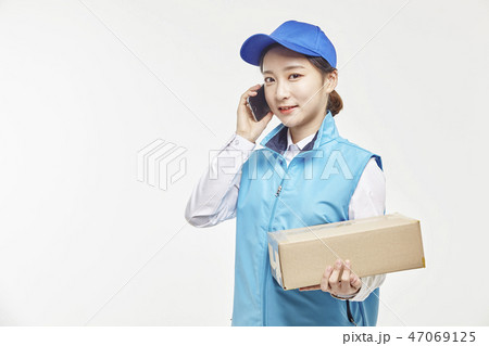 宅配便 配達員 女性 47069125