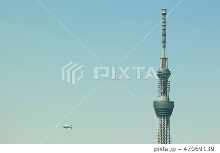 霞空に飛行船とスカイツリー 47069139