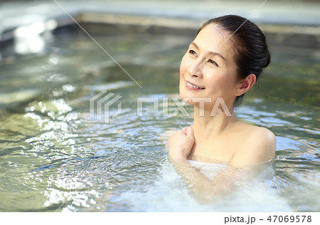 お風呂に浸かる女性 お風呂に浸かる女性 47069578