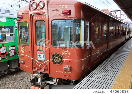 富士急行線の赤い列車 富士急行線の赤い列車 47069858