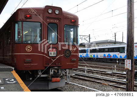 富士急行線の赤い列車 先頭車両 富士急行線の赤い列車 先頭車両 47069861