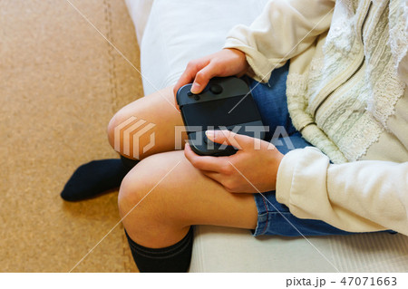 [日本] ゲームコントローラを持つ女の子 47071663