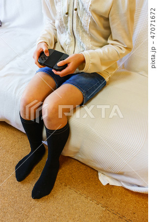 [日本] ゲームコントローラを持つ女の子 47071672